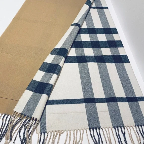 BURBERRY ST. HELEN REVERSIBLE POCKETS SCARF / WRAP. - Picture 5 of 9